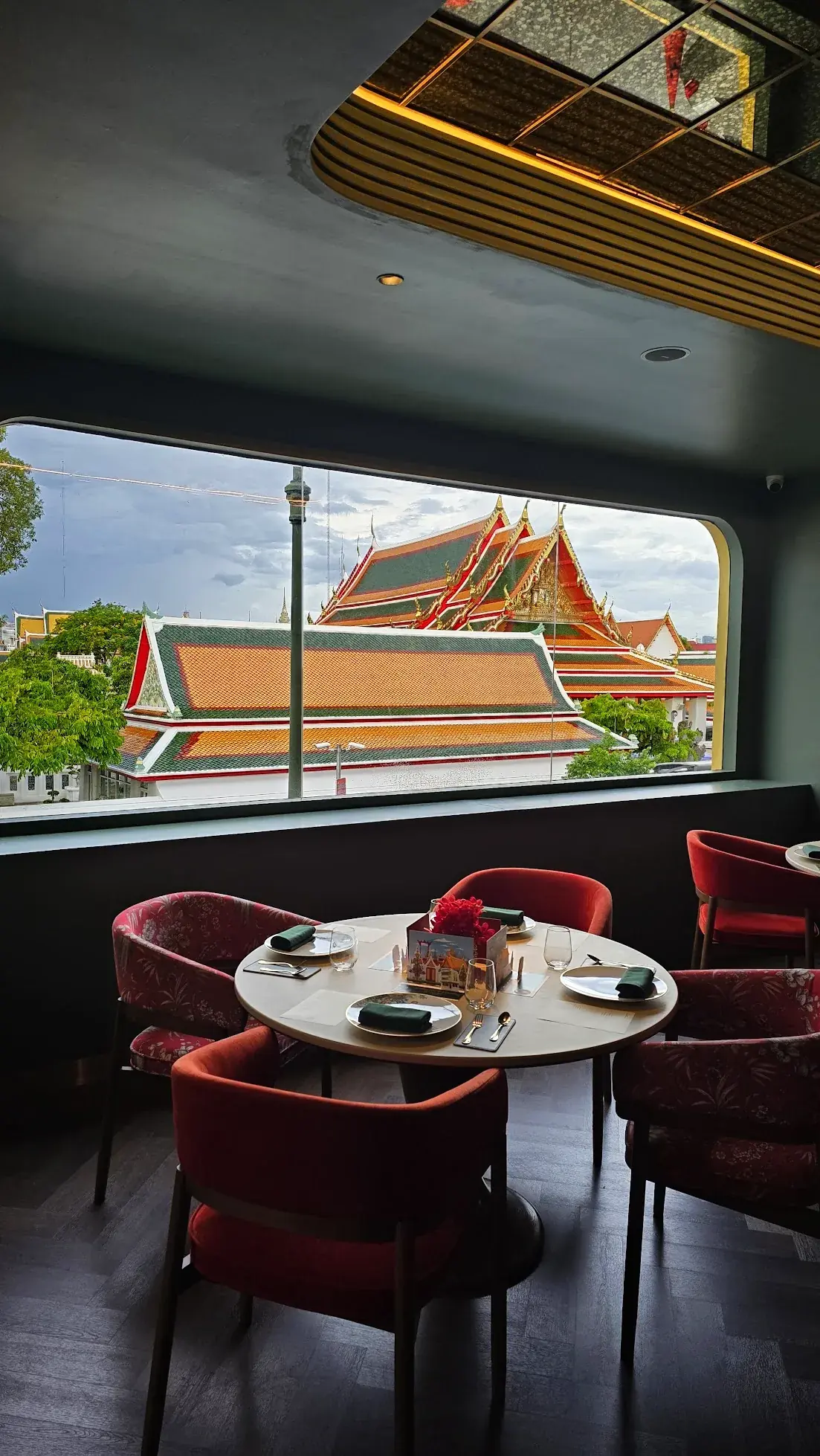 Dinner service framed on the temple roofs