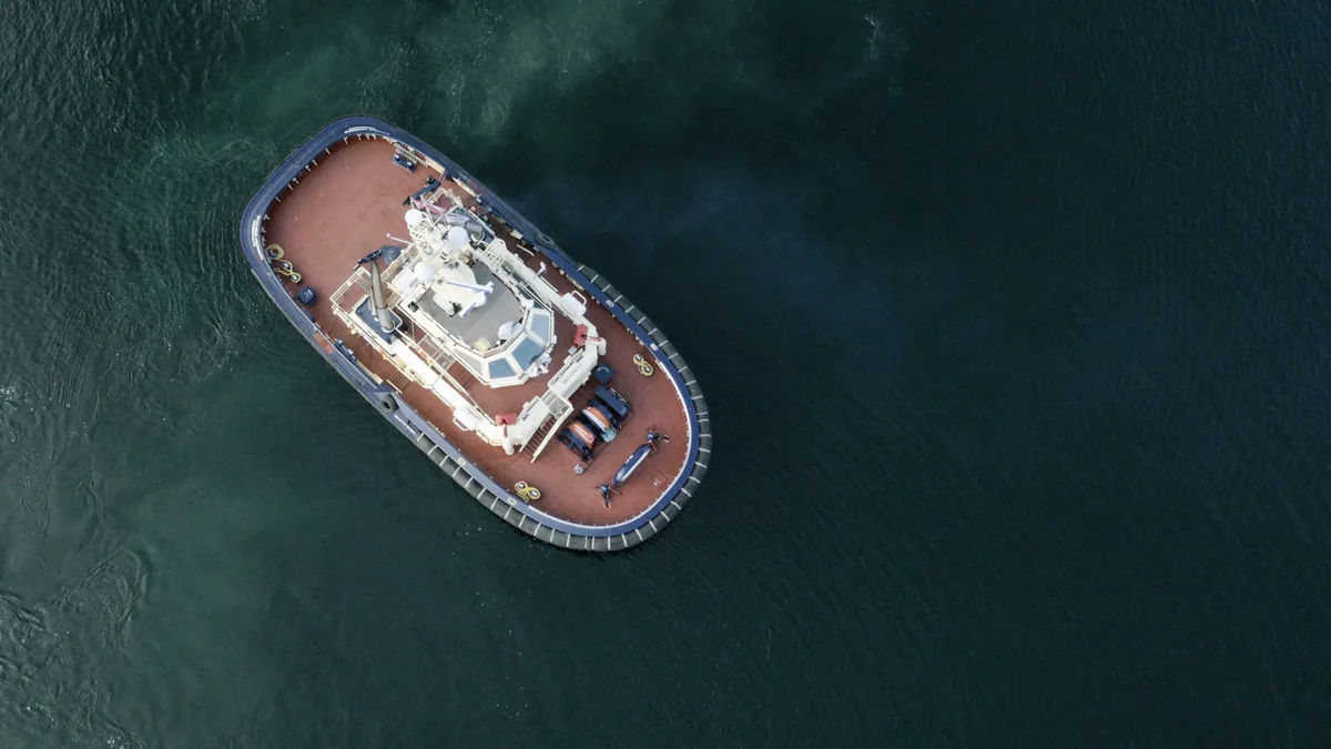 The tug from directly overhead, under way