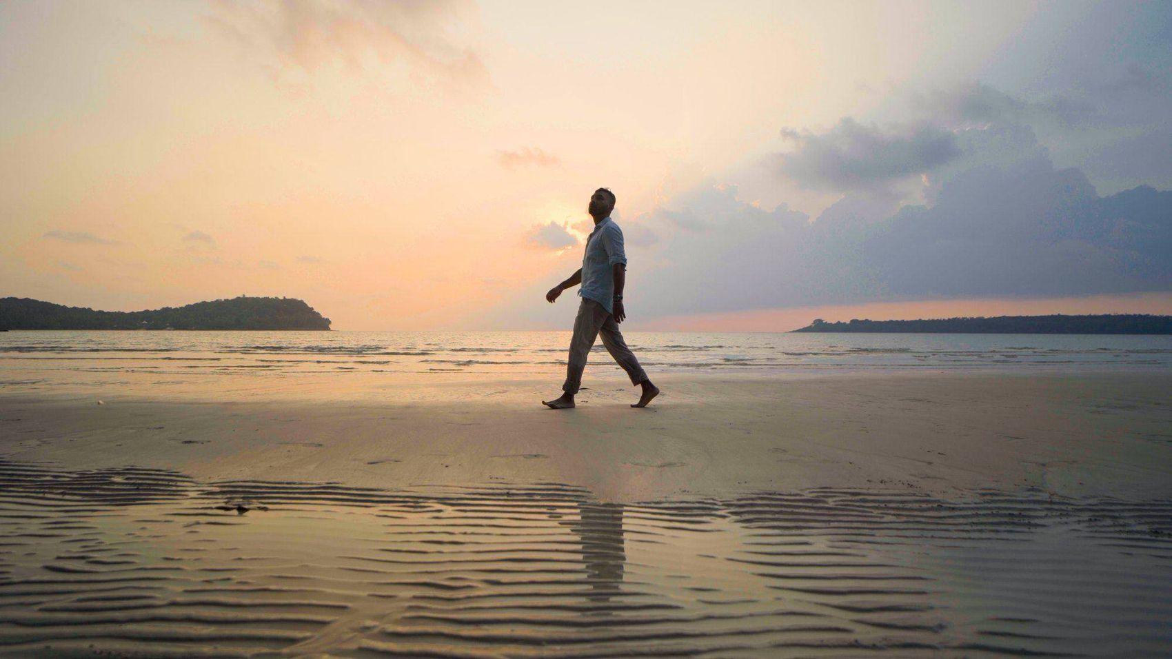 Sashi De on location at sunset