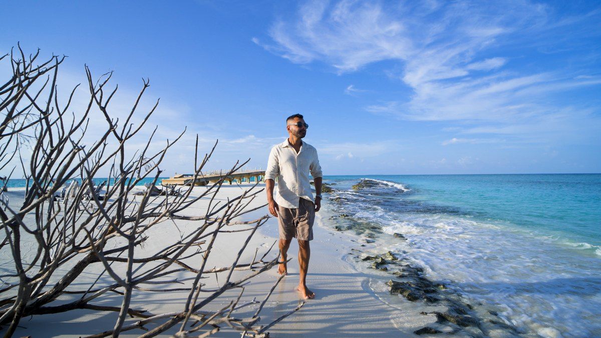 Sashi De on location, Maldives
